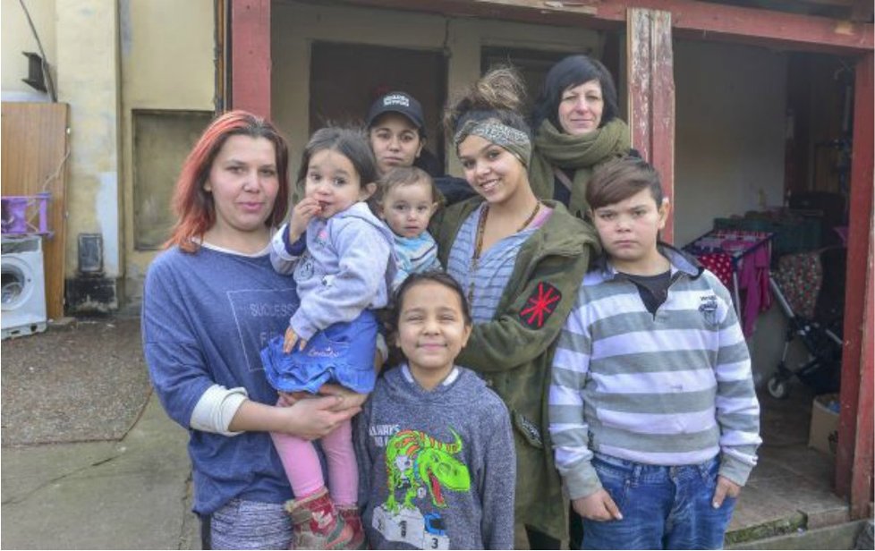 Matce šesti dětí Julii (vlevo) s jejími potomky pomáhá Kateřina Tománková z Respondea