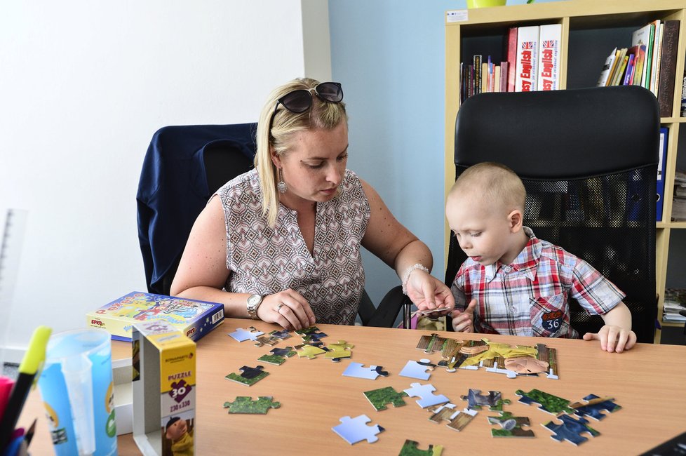 Ve středisku SOS Kompas si může Filípek hrát, zatímco jeho mamince poradí sociální pracovnice.