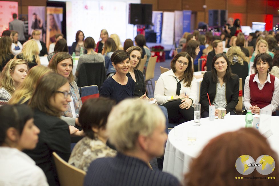 Ženy se scházejí na konferencích s úspěšnými podnikatelkami.