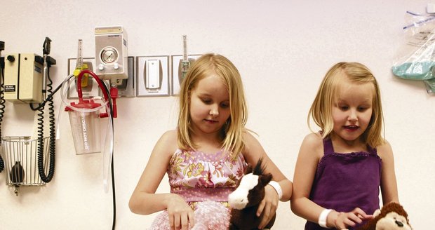 Shayde (vlevo) se sestrou Emily loni v dubnu. To už věděly, že obě čeká transplantace...