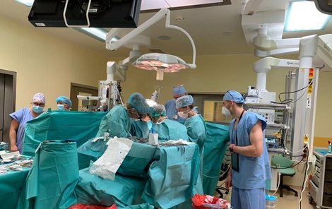 Operace v motoslké nemocnici byla úspěšná, lékaři čekali 14 hodin, než tělo dívky srdíčko přijmulo. 