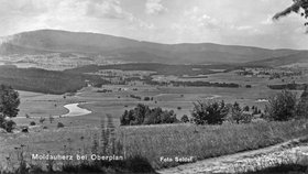 Srdce Vltavy, charakteristický meandr řeky nedaleko Horní Plané, na historické fotografii Josefa Seidela z doby před vybudováním Lipenské přehrady (kolem roku 1925)