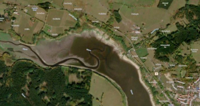 Družicový snímek Sentinel-2 zachycuje takzvané Srdce Vltavy, meandr řeky poblíž Horní Plané, který se kvůli výraznému poklesu hladiny Lipenské přehrady znovu vynořil po přibližně 40 letech (16. 10. 2026).