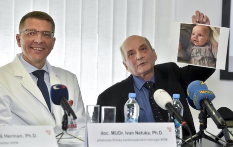 Karel Soukup (vpravo) ukazuje snímek vnučky, který měl i na operačním sále. Na fotografii s docentem Ivanem Netukou.