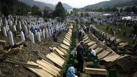 Hromadný pohřeb padlých v Srebrenici
