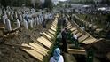 Hromadný pohřeb padlých v Srebrenici.