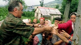 Generál Mladić rozdal dětem sladkosti, jejich otce zabil.
