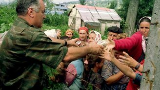 Vraždění předcházelo rozdávání úsměvů a čokolád. Před 25 lety proběhl Srebrenický masakr