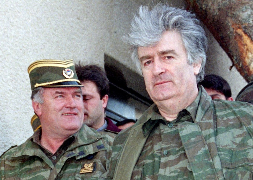 Mladić (vlevo) a Karadžić ještě čekají na verdikt.