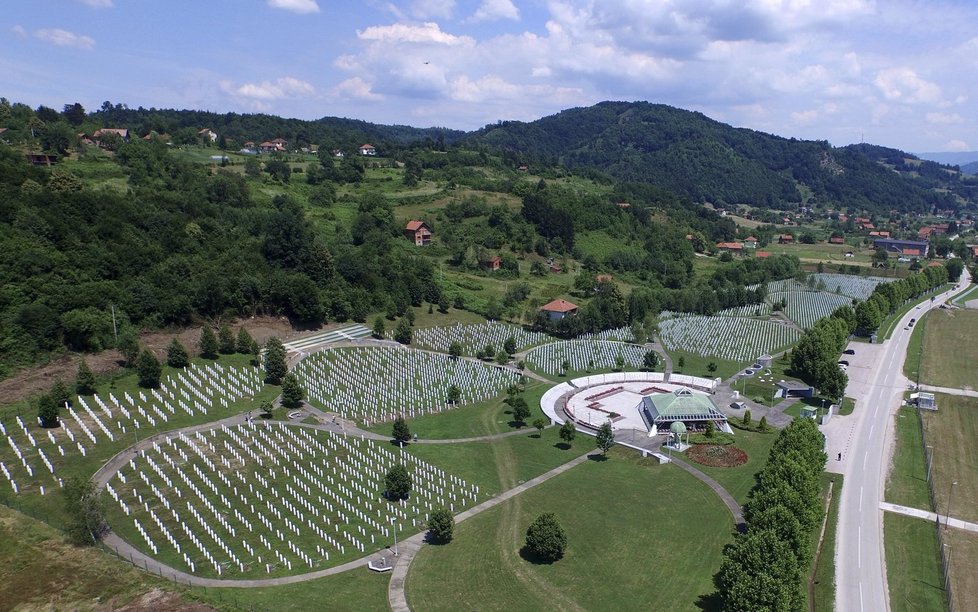 Památník masakru v nedalekém městě Potočari