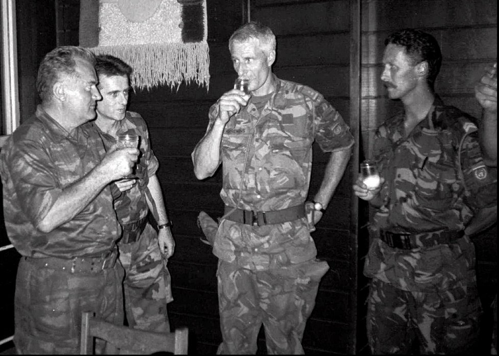 Generál Mladić (vlevo) a velitel nizozemského batalionu na drinku