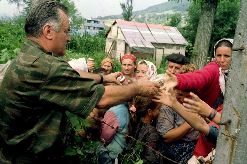 Generál Mladić rozdal dětem sladkosti, jejich otce zabil.