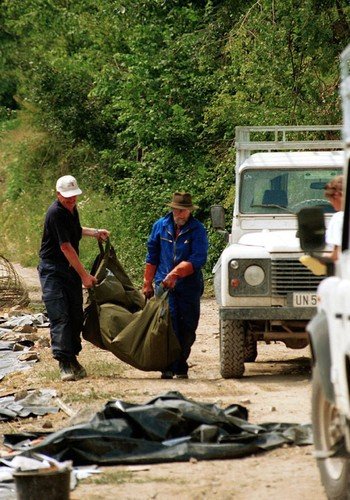 Odkrývání masového hrobu v Srebrenici roku 1996