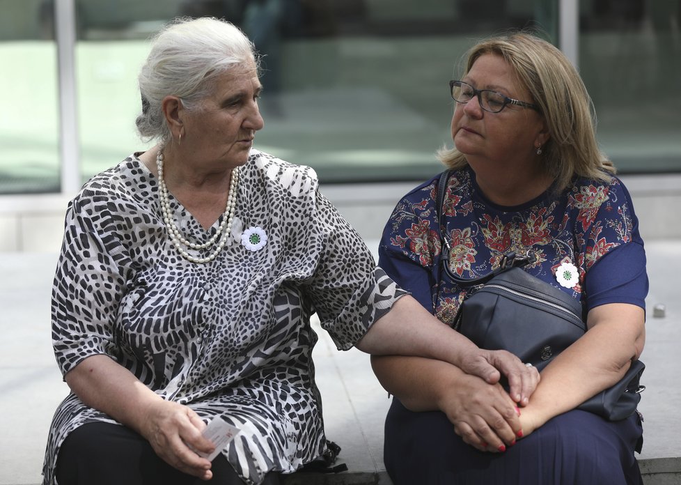 Na soudní jednání o účasti Nizozemska na masakru ve Srebrenici se přijeli podívat i příbuzní obětí (19. 7. 2019)