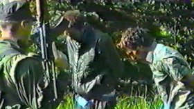 Jediné veřejně známé a dochované video masakru ve Srebrenici. Z šesti mladíků na videu čtyři byli nezletilí. Všichni byli zastřeleni střelbou do zad.