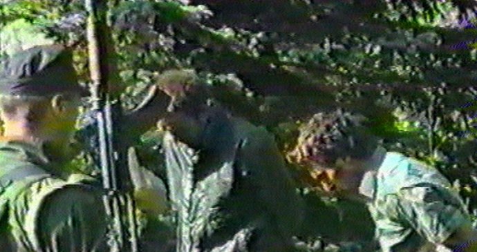 Jediné veřejně známé a dochované video masakru ve Srebrenici. Z šesti mladíků na videu čtyři byli nezletilí. Všichni byli zastřeleni střelbou do zad.