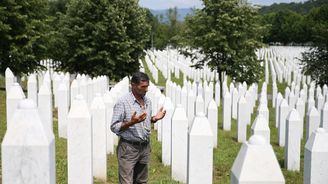 Čtvrtstoletí od srebrenického masakru. Příbuzní pohřbí další oběti, které se podařilo identifikovat