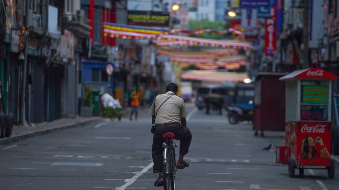 Ačkoliv je pro turisty Srí Lanka již bezpečná, místním komplikují život drahé potraviny, paliva i energie.