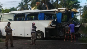 Autobus na Srí Lance se s českými turisty srazil s vlakem.