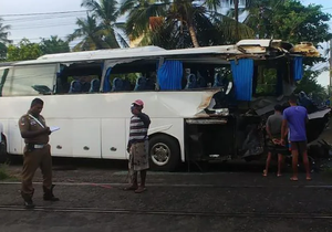 Autobus na Srí Lance se s českými turisty srazil s vlakem.