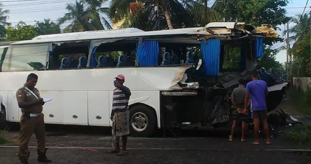 Autobus na Srí Lance se s českými turisty srazil s vlakem.