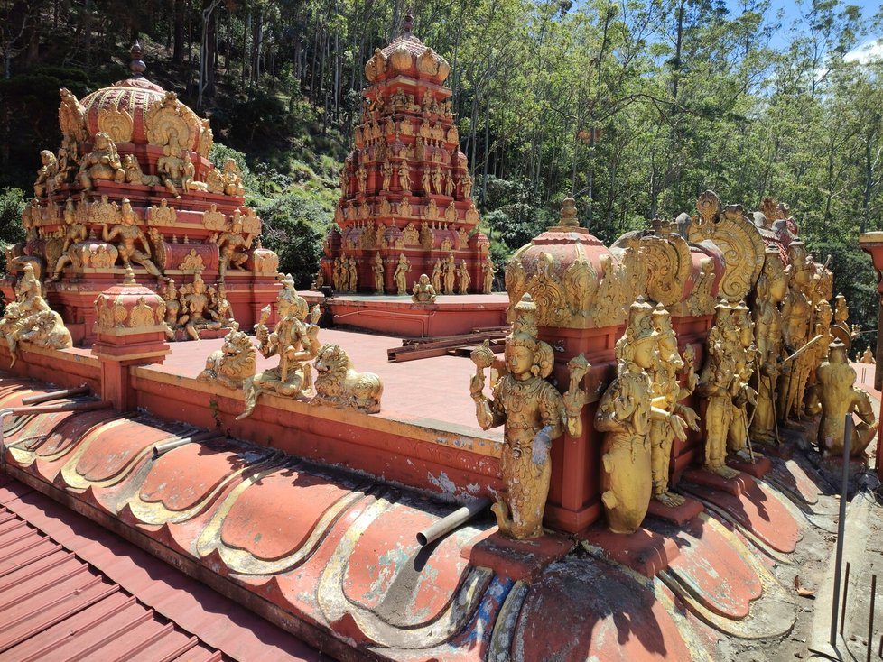Hinduistické chrámy jsou zdobené stovkami soch