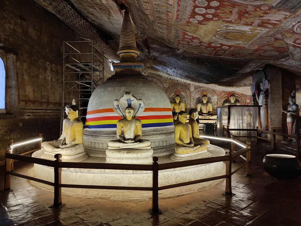 Skalní chrám ve městě Dambulla je na seznamu UNESCO.