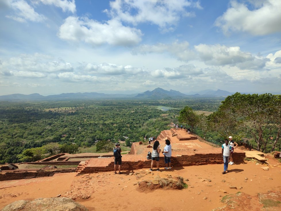 Výhled z pevnosti Sigiriya je fascinující.