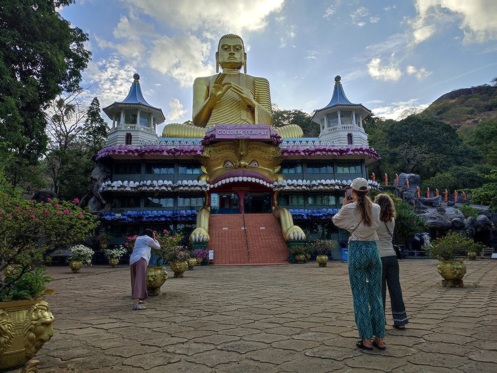 Velký zlatý Buddha ve městě Dambulla.