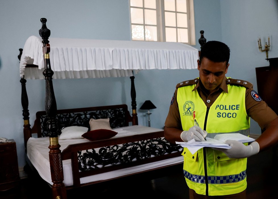 Srílanská policie vyšetřuje škody po výtržnostech v prezidentské rezidenci.