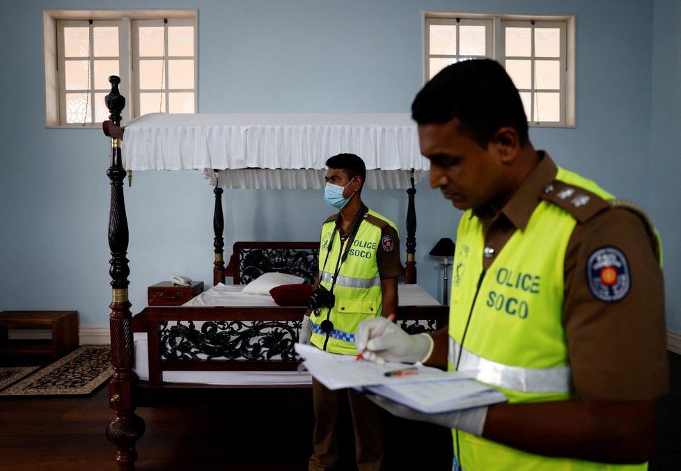 Srílanská policie vyšetřuje škody po výtržnostech v prezidentské rezidenci.