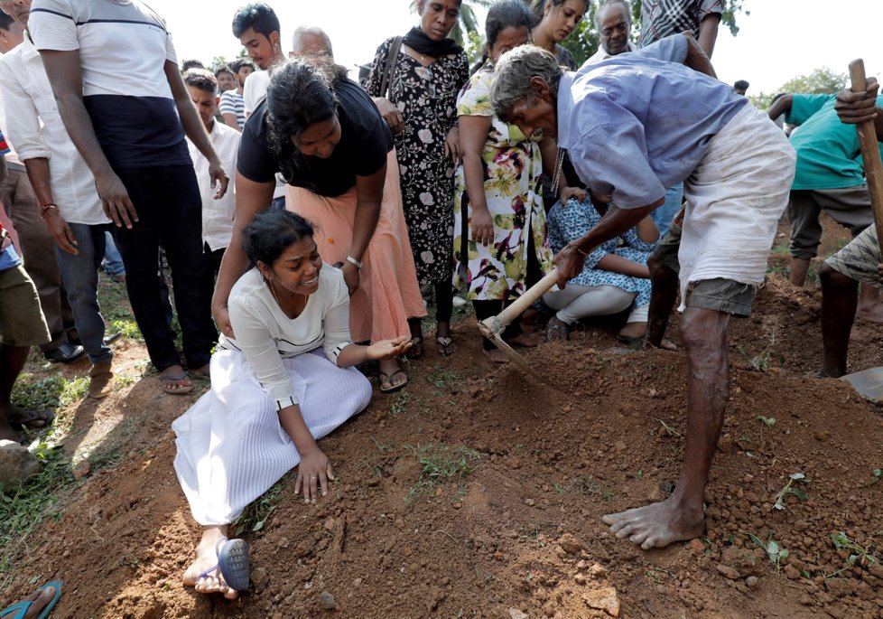 Pohřby obětí teroristických útoků na Srí Lance. (23. 4. 2019)