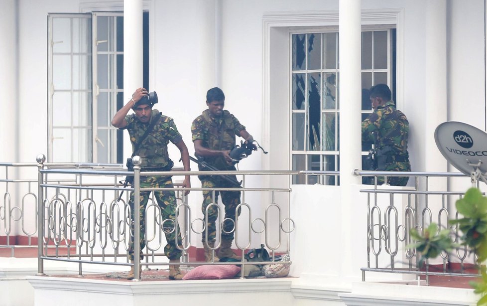 Policie při zásahu krátce po útocích. (21.4.2019)