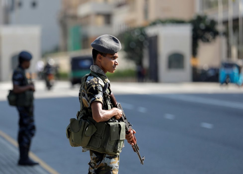 Ulice na Srí Lance hlídají den po teroristických útocích vojáci. (22. 4. 2019)