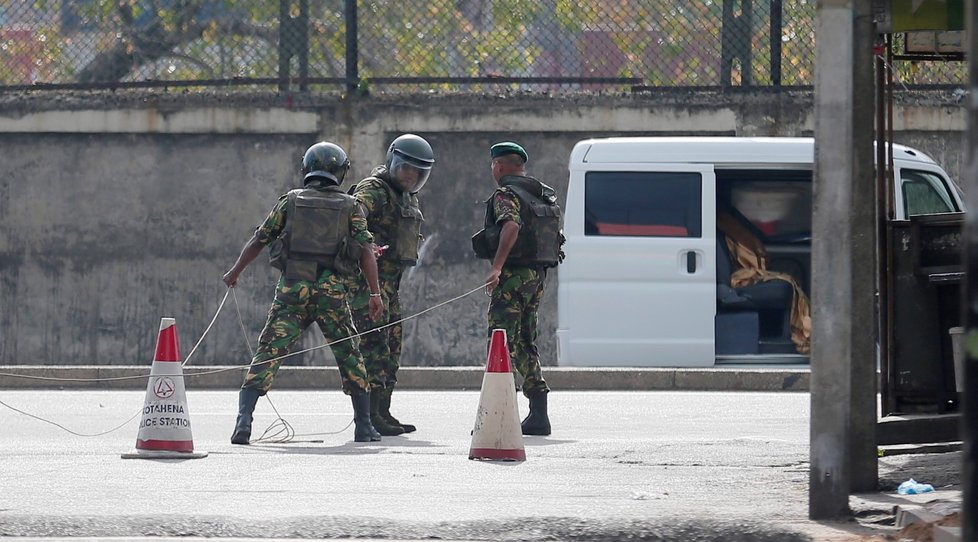 V Kolombu u kostela svatého Antonína, který byl terčem nedělního útoku, se dnes ozvala nová exploze. Podle informací agentury Reuters se tam specialisté snažili zneškodnit nově nalezenou nálož, která však explodovala. (22. 4. 2019)