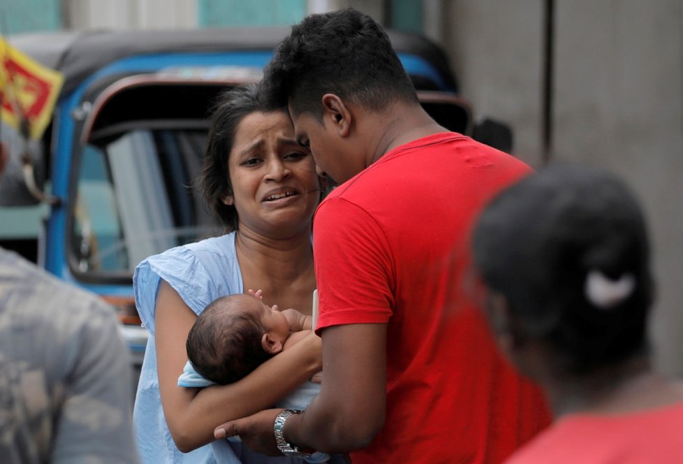 V Kolombu u kostela svatého Antonína, který byl terčem nedělního útoku, se dnes ozvala nová exploze. Podle informací agentury Reuters se tam specialisté snažili zneškodnit nově nalezenou nálož, která však explodovala. (22. 4. 2019)