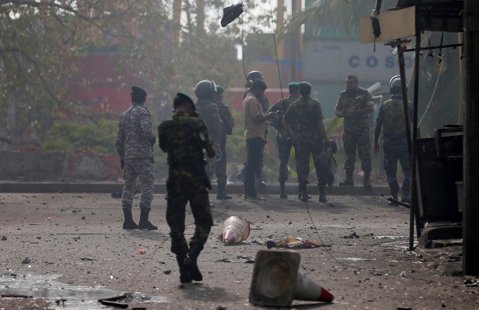 V Kolombu u kostela svatého Antonína, který byl terčem nedělního útoku, se dnes ozvala nová exploze. Podle informací agentury Reuters se tam specialisté snažili zneškodnit nově nalezenou nálož, která však explodovala. (22. 4. 2019)