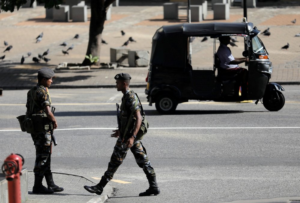 Ulice na Srí Lance hlídají den po teroristických útocích vojáci. (22.4.2019)