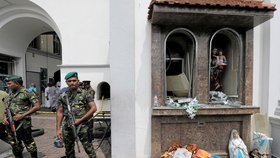 Vojáci u jednoho z kostelů, na který zaútočili teroristé. (21.4.2019)