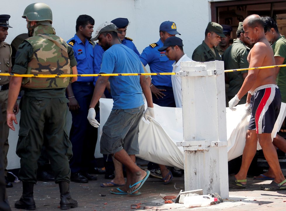 Série výbuchů na Srí Lance si vyžádala nejméně 185 obětí. (21. 4. 2019)