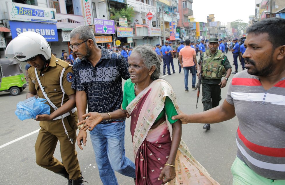 Při koordinovaných útocích na Srí Lance zemřely desítky lidí. (21.4.2019)