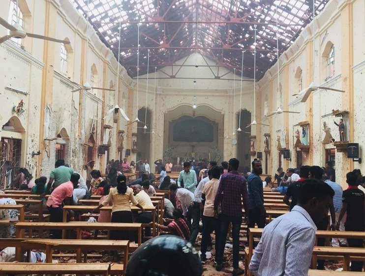 První fotografie z místa ukazují hrůzu v kostelích po výbuších