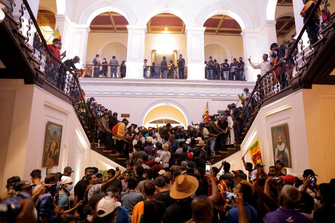 Hluboká ekonomická krize na Srí Lance vyvolala rozsáhlé protivládní protesty. Svět obletěly záměry demonstrantů, kteří vtrhli do prezidentského paláce, hlava státu Gotabaja Radžapaksa byl nucen uprchnout ze země. Na Srí Lanku a další rozvojové země mimo jiné dopadá válka na Ukrajině, protože hlad Evropy po energetických surovinách nepocházejících z Ruska zvedá jejich globální ceny. Pro státy s nízkou kupní silou to znamená, že na dříve dostupné suroviny už nedosáhnou.