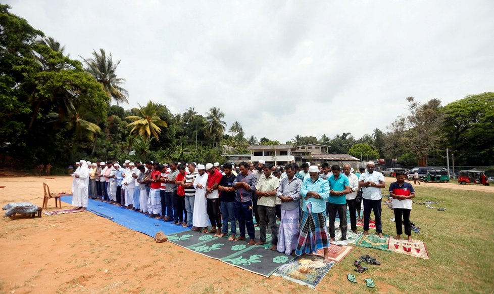 Muslimští muži se modlí na místě vypálené mešity ve městě Kandy na Srí Lance