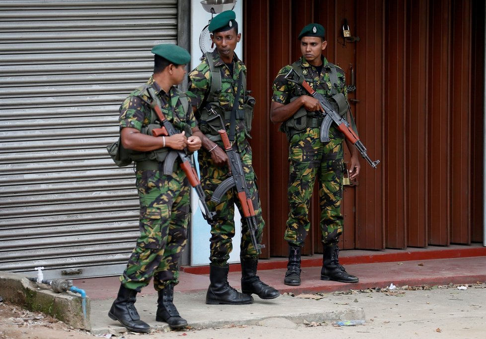 Srílanští vojáci ve městě Kandy