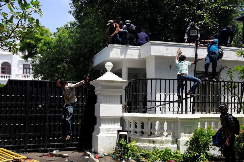 Protestující na Srí Lance ovládli premiérský palác (13.7.2022)
