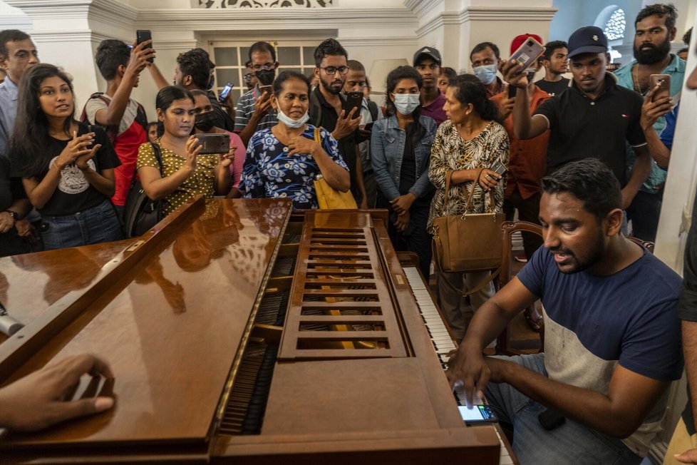 Srí Lanka vyhlásila výjimečný stav, dav vnikl do sídla premiéra