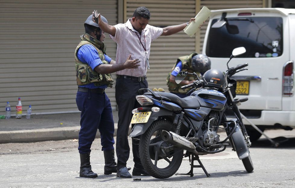 Na Srí Lance pokračuje pátrání po pachatelích ničivého teroristického útoku (25.4. 2019)