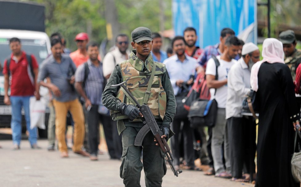Od velikonočních útoků provádí na Srí Lance razie téměř 10.000 vojáků. Hledají členy dvou místních islamistických skupin, kterým je útok připisován. Zadrženo už bylo přes 100 lidí, včetně cizinců ze Sýrie a Egypta. Úřady mají podezření, že v zemi mohou být další sebevražední atentátníci. (28. 4. 2019)
