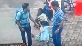 Kamery zachytily sebevražedného útočníka, který se odpálil v kostele na Srí Lance.
